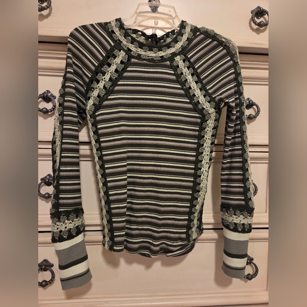 Gimmicks by BKE Striped Long Sleeve Top - Green